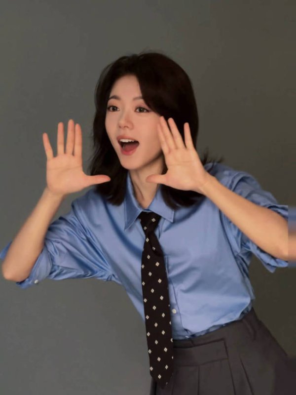 富农优配资源 赵今麦蓝衬衫配百褶裙青春活泼 侧身回眸笑容甜美